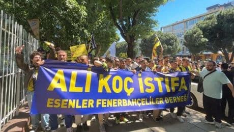 Fenerbahçeli taraftarlar Cadde'den stada kadar yönetimi protesto etmek için yürüdü!