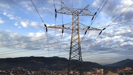 Las eléctricas, en pie de guerra para evitar soportar una de las retribuciones en redes más bajas de Europa