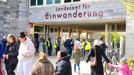 Razzia in Berliner Amt - Verkauft die Ausländerbehörde Pässe und Termine?