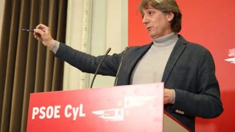 El PSOE llama a "frenar" la "deriva autoritaria" de un PP en el que Feijóo usa a su "títere" Tellado para "crispar"
