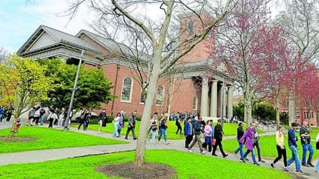 Una jueza paraliza el veto de Trump a los alumnos internacionales de Harvard