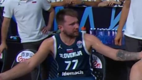 El enfado de líder de Luka Doncic que empujó a Eslovenia a cuartos: "¡Calmaos todos, joder!"