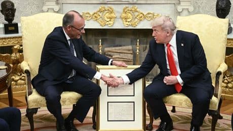 Überraschungsgeschenk - Merz überrascht Trump mit Opas Geburtsurkunde