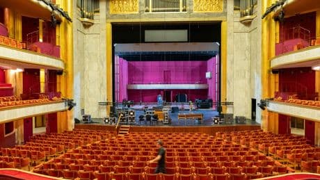 « La maison ne dort jamais » : visite des trésors du Théâtre des Champs-Élysées avec son directeur, Baptiste Charroing