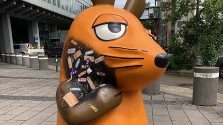 Voller Pflaster: Angebrannte Maus-Figur wird verarztet