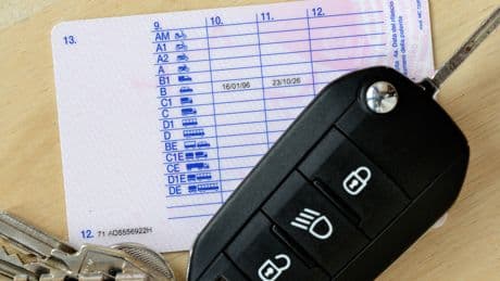 In Italia rinnovare la patente può costare fino a 133 euro: è la più cara d’Europa