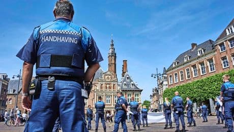 Burgemeester Frank Dales: ’Rust boa’s standaard uit met de wapenstok’