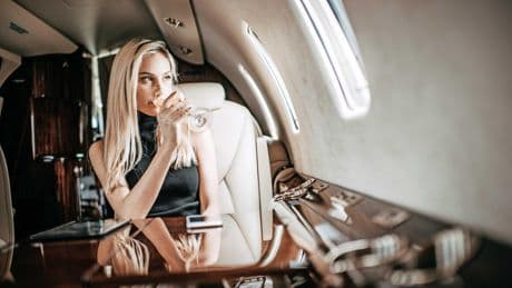 Glaasje wijn en dan een dutje in het vliegtuig? ’Geen goed idee’