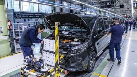 Mercedes Vitoria contratará a 300 trabajadores para cubrir una semana más de vacaciones en otoño