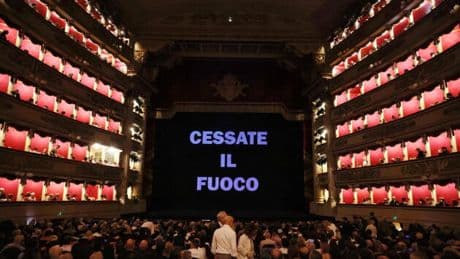 “Cessate il fuoco! Stop the war. E vo gridando pace! E vo gridando amor!”: il Teatro alla Scala lancia un messaggio di pace per la Palestina