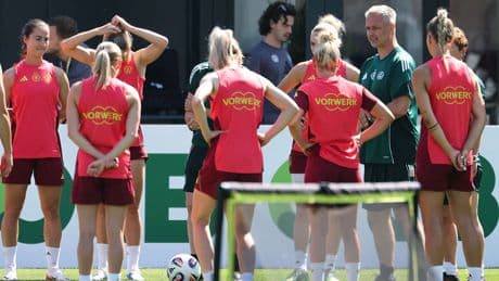 Geschenk der Spielerinnen - Schlager-Star überrascht Wück im DFB-Camp