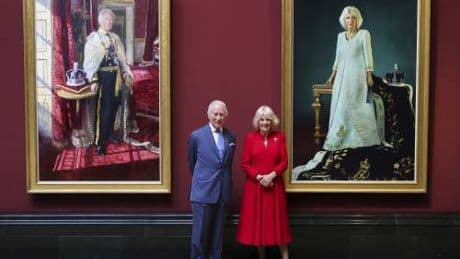 "Un mostro a due teste". Bufera sui nuovi ritratti di Carlo e Camilla