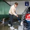 Wasstraat draait overuren door pollen, Saharazand en droogte: ‘Laklaag van moderne auto’s is een stuk zachter’