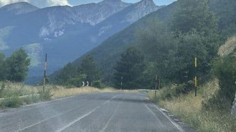 ¿Has visto alguna vez estos palos bicolor en carretera? Pocos conocen su importante significado