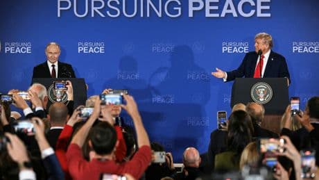 Rencontre Trump-Poutine: face à son homologue américain, le président russe a occupé le devant de la scène