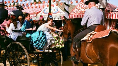 Volantes, flores y mantones: Todo lo que necesitas saber para tu primera Feria de Abril