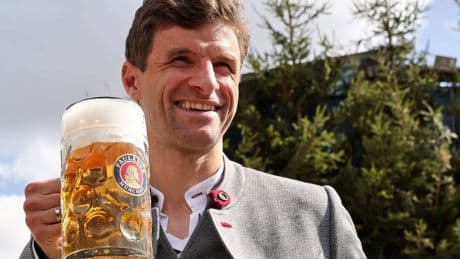 Thomas Müller auf Herbstfest gesichtet – mit zwei alten Bekannten