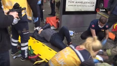 Beylikdüzü'nde iki metrobüs çarpıştı: Ölü ve yaralılar var