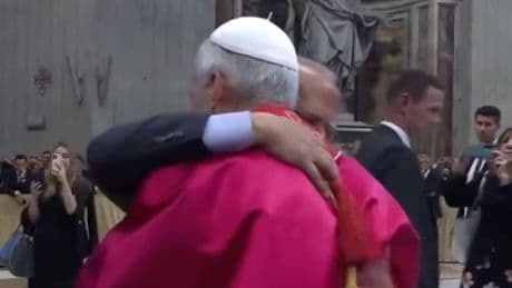 Umarmung im Petersdom - Hier fällt der Papst-Bruder Leo um den Hals