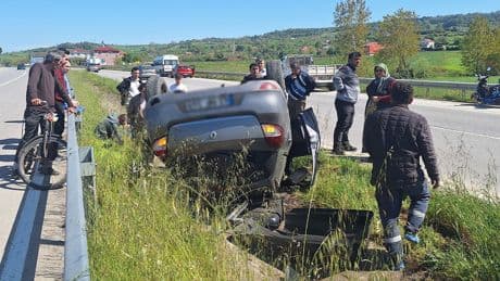 Emniyet kemeriyle hayata tutundular! Devrilen otomobilden burunları bile kanamadan çıktılar