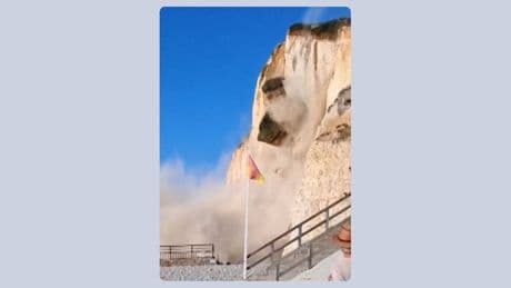 Normandie: Steinlawine auf Badestrand