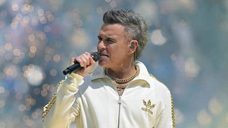 Robbie Williams (51) verbiedt kinderen mobieltjes: ’Geen drugs aan een 12-jarige geven’