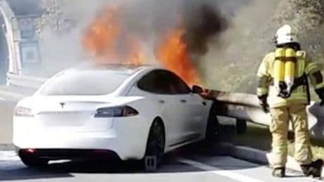 Auto elettriche: incendio pacco batteria, come accade e come viene spento