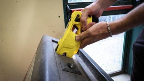 Olbia, aggredisce passanti e carabinieri. Colpito col taser, il 57enne muore in ambulanza
