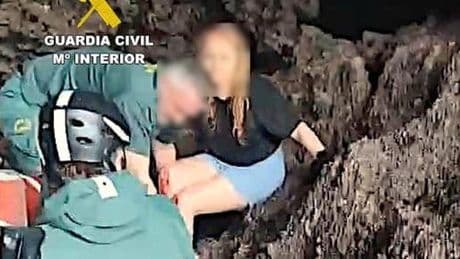 Complejo rescate de una joven encaramada a unas rocas en el Faro del Caballo de Santoña