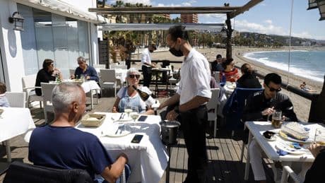 El Gobierno presume de récords turísticos, mientras bares y restaurantes alertan del &quot;turismo de bocadillo&quot;