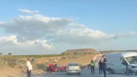 2 araç kafa kafaya çarpıştı: 1 ölü, 2 yaralı