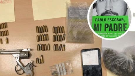 Sorprenden a un niño de 12 años con un revólver, cartuchos, droga y un libro de Pablo Escobar