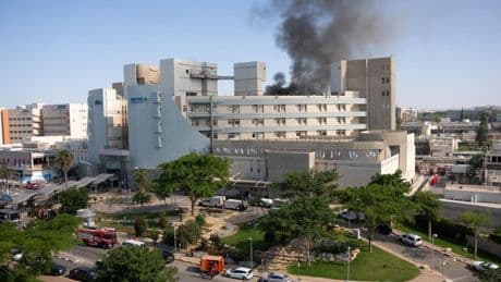 Un misil iraní impacta en el principal hospital del sur de Israel