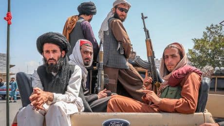 Playas, fusiles y parodias de degollamientos: así promocionan los talibanes el turismo en Afganistán