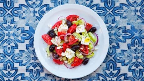 Ensalada griega, una opción refrescante y muy rápida de preparar para combatir el calor