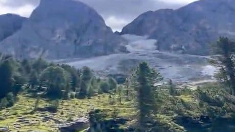 Südtirol: Wanderer in den Dolomiten flüchten vor Steinlawine | Video