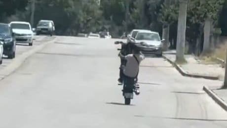 Trafikte akrobatik hareketler yapan motosikletliye 4 bin 153 lira ceza kesildi
