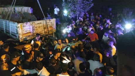Van'da otomobil park halindeki TIR'a çarptı: İki ölü