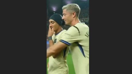 Er weiß nicht, was los ist - Lewandowski veräppelt Einlaufkind