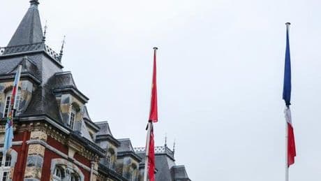 La mise en berne des drapeaux en France pour le pape François relance les débats sur la laïcité