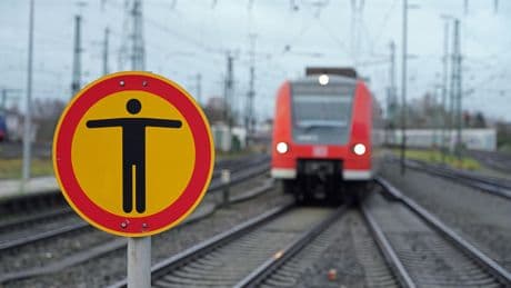 Steht an vielen Bahnhöfen: Wer dieses Schild missachtet, zahlt bis zu 5.000 Euro