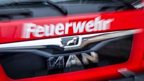 Dachstuhl gebrochen: Dach von Supermarkt sackt ab - eine Frau leicht verletzt
