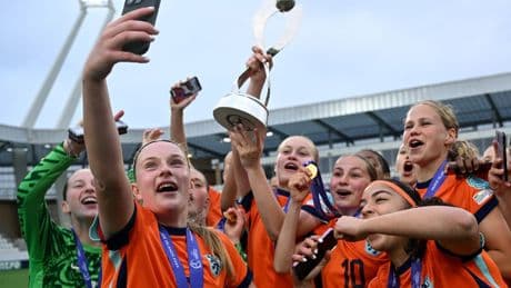 Voetbalsters onder 17 jaar schrijven historie met eerste Europese titel