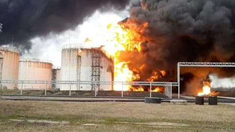 Guerra Ucraina, così gli Stati Uniti aiutano la Russia: stop ai bombardamenti alle raffinerie di petrolio. Le rivelazioni di Kiev