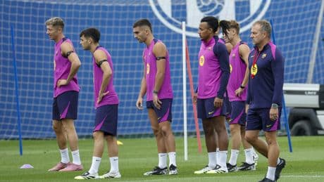 Hansi Flick culpa a De la Fuente de la lesión de Lamine, que no jugará ante el Valencia: "Se fue con dolores y le dieron analgésicos. Hay que cuidar a los jóvenes"