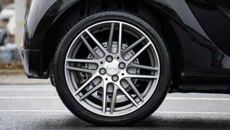 Reifenpanne: Warum der ADAC oft besser hilft als selbst zu wechseln