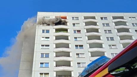 Dresden-Prohlis: Brand im Hochhaus – Feuerwehrmann erleidet Verbrennungen