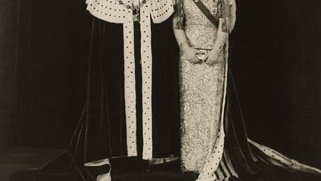 Le corone svedesi e il profumo da donna. La misteriosa morte del principe Giorgio, zio di Elisabetta II