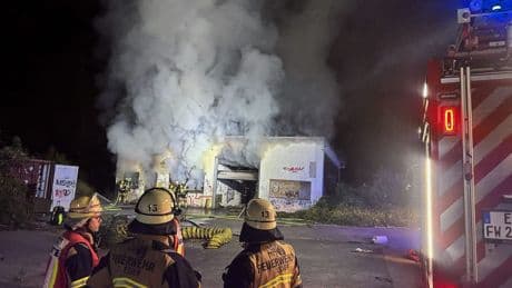 Essen: Feuerwehr kämpft gegen Brand in leerstehender Lagerhalle