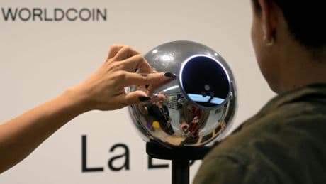L’Indonésie suspend à son tour la cryptomonnaie Worldcoin, basée sur l'iris humain